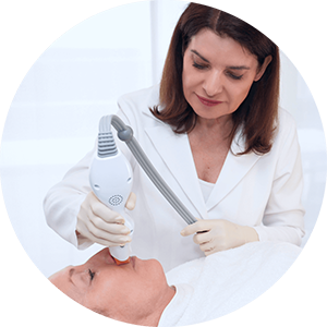 Ärztin Führt Laserbehandlung Am Gesicht Durch