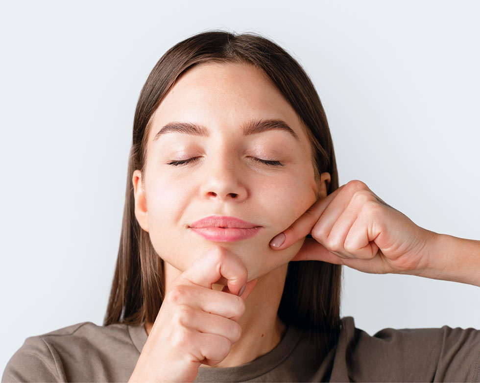 Frau Zieht Leicht An Ihrer Wange – Marionettenfalten