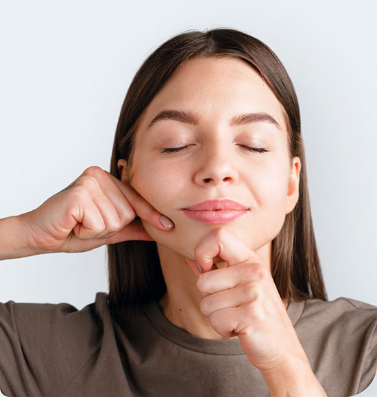 Frau Zieht Leicht An Ihrer Wange – Marionettenfalten