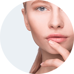 Frau Berührt Sanft Den Lippenbereich