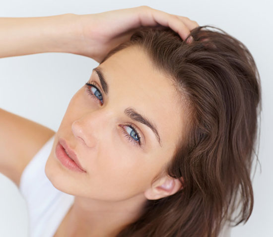 Frau Mit Entspanntem Blick Und Glatter Augenpartie