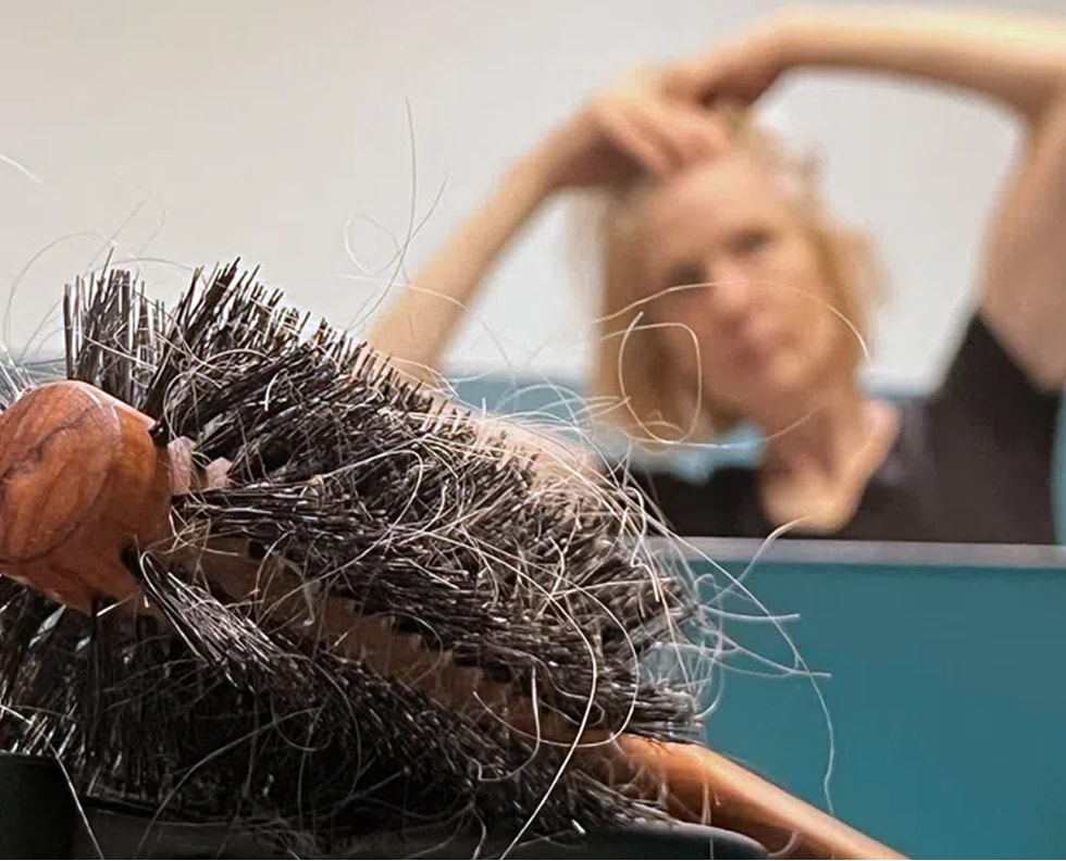 Dr. Myriam Wyss in der Fernsehsendung PULS zum Thema «Haarausfall bei Frau und Mann: Was tun?»