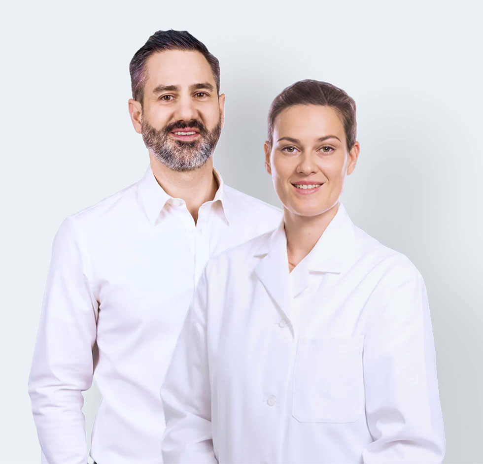 Hautreizungen Und Schuppige Stellen Bei Psoriasis Lächelnde Dermatologen Team Im Weisskittel